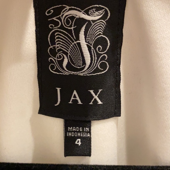 Size 4. Jax. White dress with black lace. Lined. Very flattering. Worn once. - Picture 3 of 4